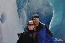 Foto na entrada de uma caverna de gelo azul no glaciar Viedma, no Parque Nacional Los Glaciares, região de El Chaltén, no sul da Argentina